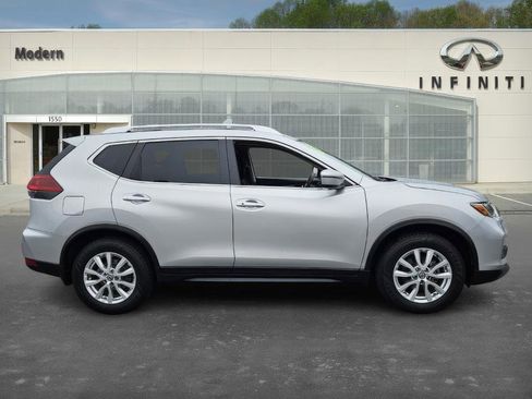 Used 2020 Nissan Rogue SV image 3