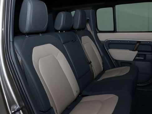 Used 2023 Land Rover Defender 110 X-Dynamic SE image 15