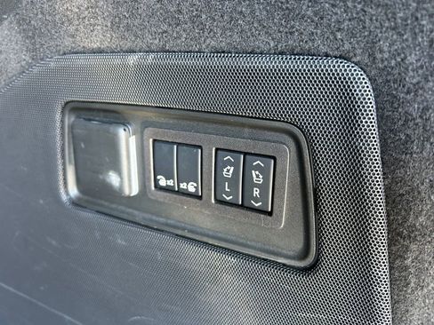 Used 2024 Cadillac Escalade ESV Premium Luxury image 47