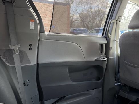 Used 2017 Toyota Sienna LE image 23