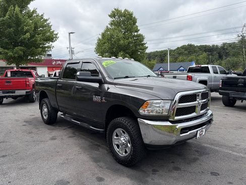 Used 2018 RAM 2500 Tradesman w/ Chrome Appearance Group AWD/4WD image 4