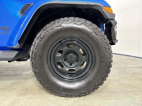 Used 2021 Jeep Gladiator Sport image 15