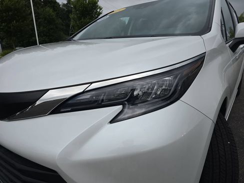 Certified 2024 Toyota Sienna XLE FWD image 35