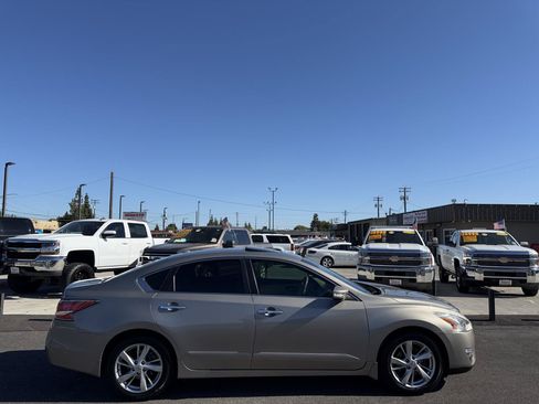 Used 2015 Nissan Altima 2.5 SL w/ Technology Package FWD image 2