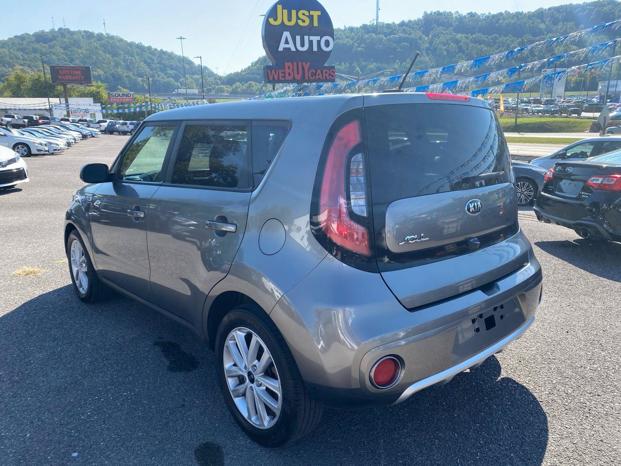Used 2017 Kia Soul + FWD image 5