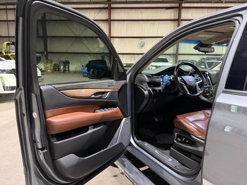 Used 2019 Cadillac Escalade ESV Premium Luxury RWD image 12