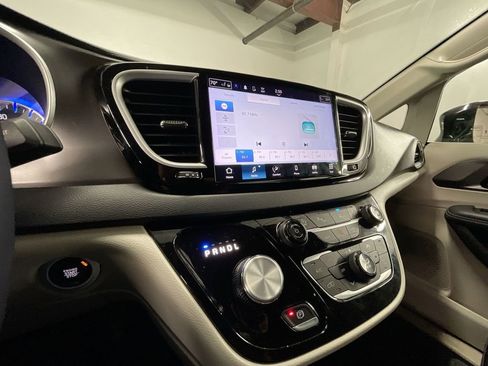 Used 2024 Chrysler Pacifica Touring-L image 17