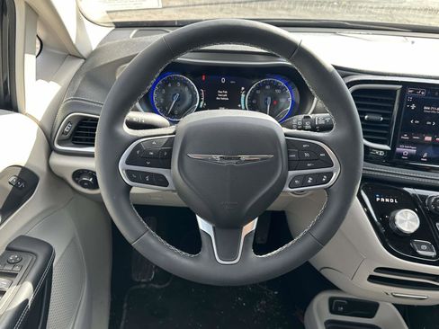 Used 2023 Chrysler Pacifica Touring-L image 15