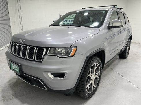 Used 2019 Jeep Grand Cherokee Limited w/ Trailer Tow Group IV AWD/4WD image 4