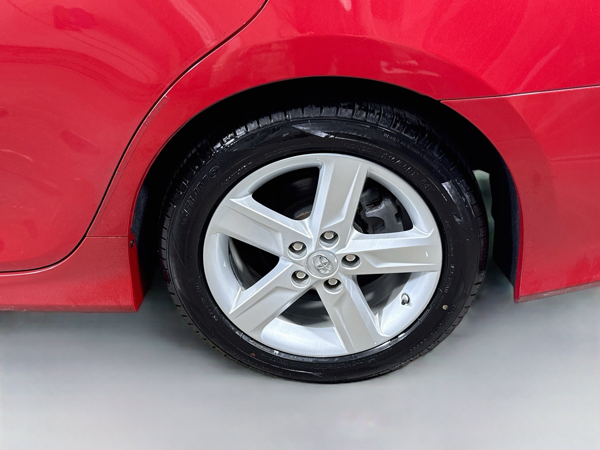 Used 2014 Toyota Camry SE w/ Leather Package FWD image 27