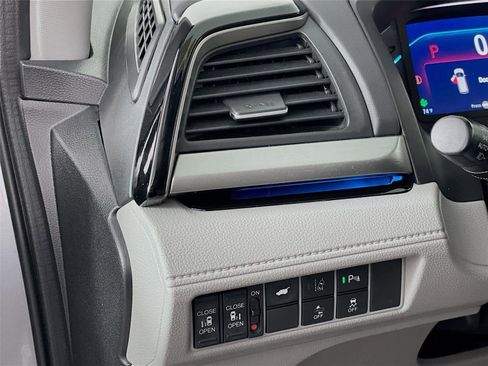 Used 2018 Honda Odyssey Elite image 16