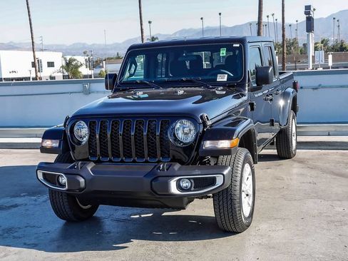 Used 2023 Jeep Gladiator Sport AWD/4WD image 4