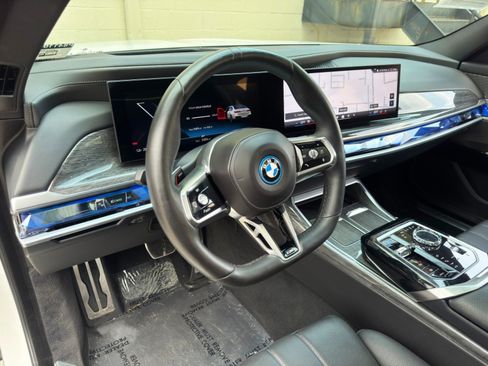 Used 2024 BMW i7 xDrive60 w/ Premium Package AWD/4WD image 13