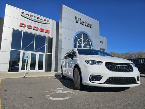 New 2026 Chrysler Pacifica Select image 2