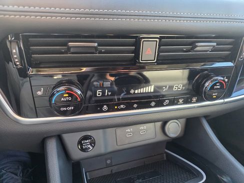 Used 2025 Nissan Rogue SL image 18