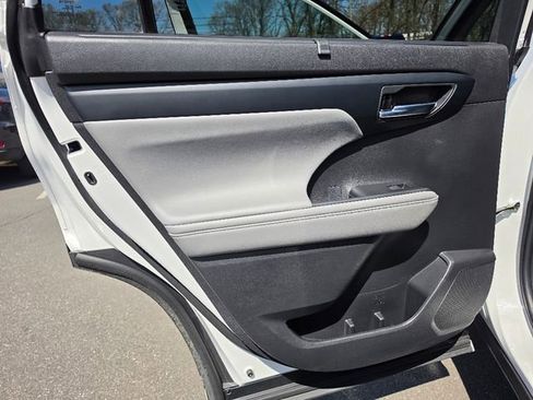 Used 2023 Toyota Highlander XLE AWD/4WD image 23