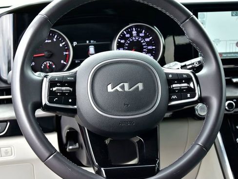 Used 2024 Kia Carnival EX FWD image 18
