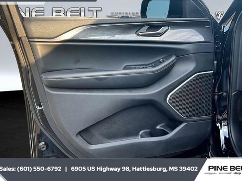 Used 2021 Jeep Grand Cherokee L Laredo image 17