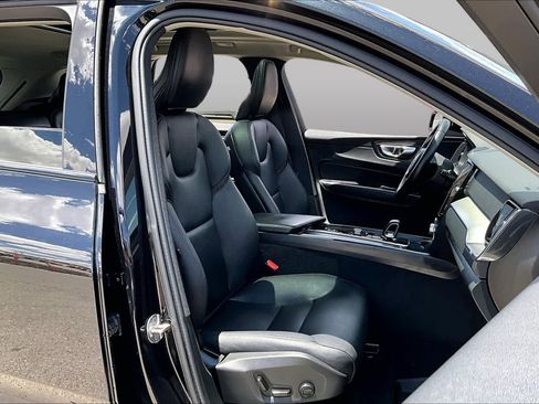 Used 2024 Volvo XC60 B5 Core AWD/4WD image 9