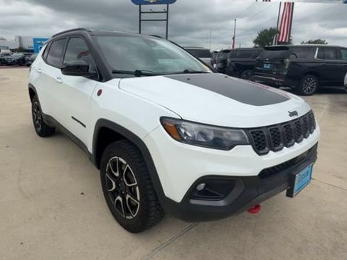 Used 2025 Jeep Compass Trailhawk w/ Trailer Tow Group AWD/4WD image 2