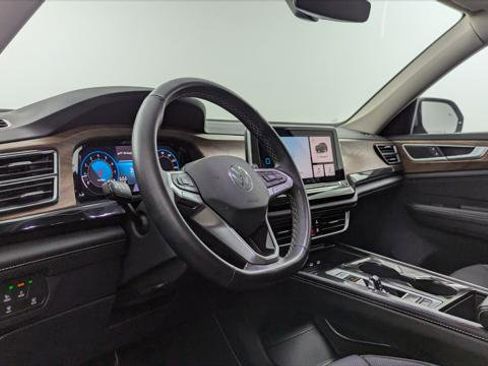 Used 2025 Volkswagen Atlas SE image 24