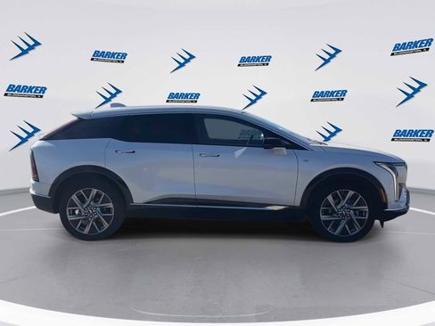 New 2025 Cadillac Optiq Luxury 1 image 9