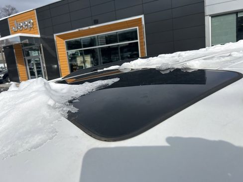 Used 2023 Jeep Grand Cherokee Altitude image 2