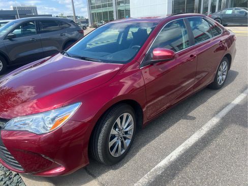 Used 2017 Toyota Camry XLE FWD image 3