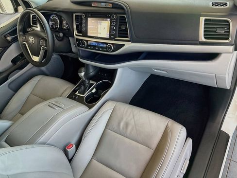 Used 2019 Toyota Highlander XLE AWD/4WD image 17