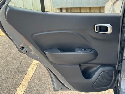 Used 2021 Hyundai Venue SE FWD image 34