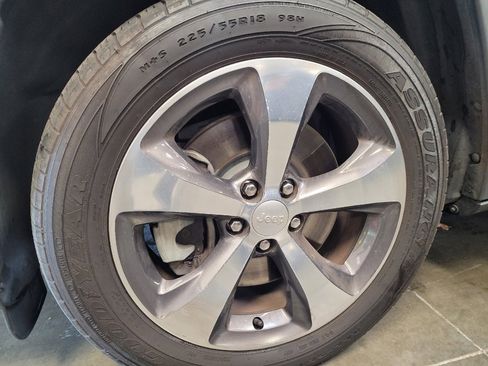 Used 2019 Jeep Cherokee Limited image 31