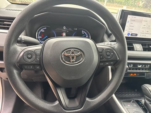 Used 2025 Toyota RAV4 XLE AWD/4WD image 15