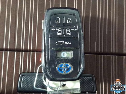 Used 2024 Toyota Sienna XLE FWD image 31