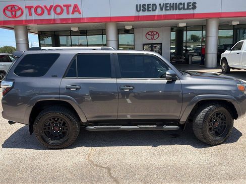 Used 2022 Toyota 4Runner SR5 Premium w/ Moonroof Package RWD image 2