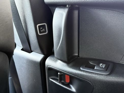 Used 2025 Chrysler Pacifica Select image 39