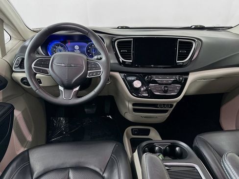 Certified 2023 Chrysler Pacifica Touring-L FWD image 32