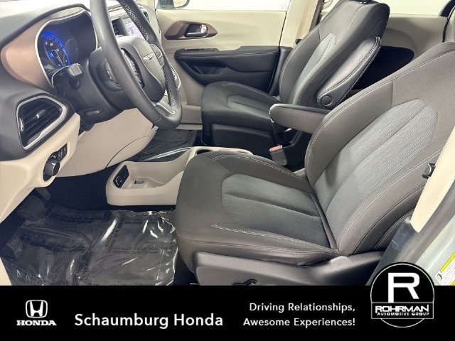 Used 2023 Chrysler Voyager LX FWD image 4