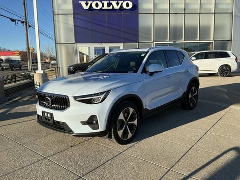 Certified 2025 Volvo XC40 B5 Plus image 2