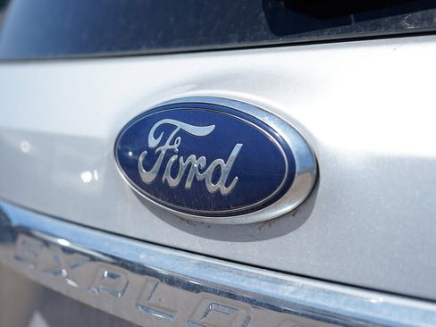 Used 2016 Ford Explorer XLT w/ Equipment Group 201A AWD/4WD image 10