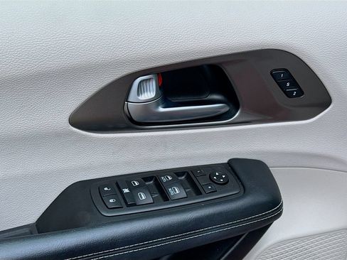 Used 2021 Chrysler Pacifica Touring-L w/ Premium & Safety Sphere Group FWD image 23