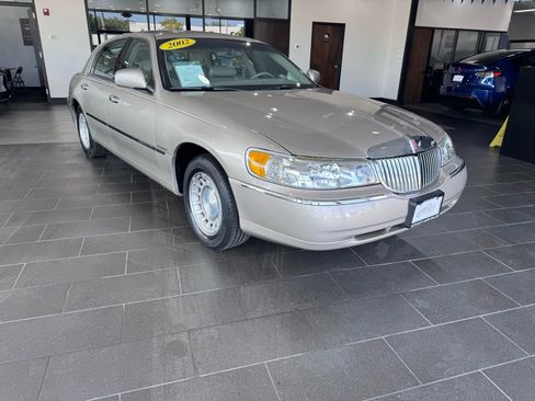 Used 2002 Lincoln Town Car Executive image 7