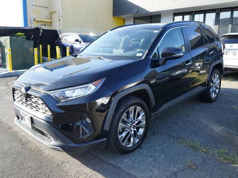Used 2020 Toyota RAV4 Limited FWD image 5