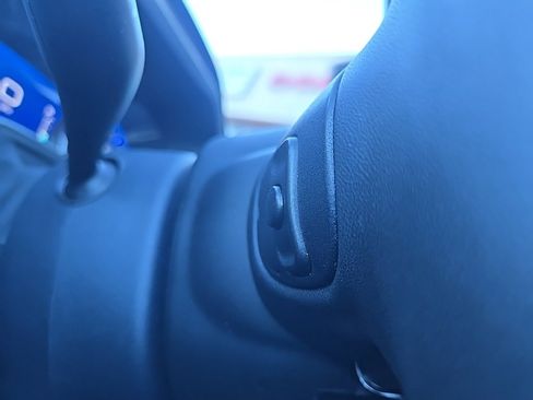 Used 2025 Chrysler Pacifica Select image 43