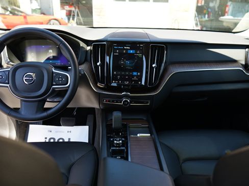 Used 2022 Volvo XC60 B5 Momentum image 21