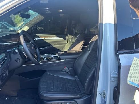 Used 2026 Cadillac Escalade ESV Platinum Sport w/ LPO, ONYX Package AWD/4WD image 9