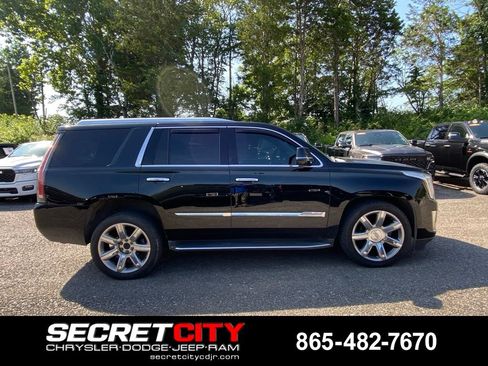 Used 2016 Cadillac Escalade Luxury AWD/4WD image 4