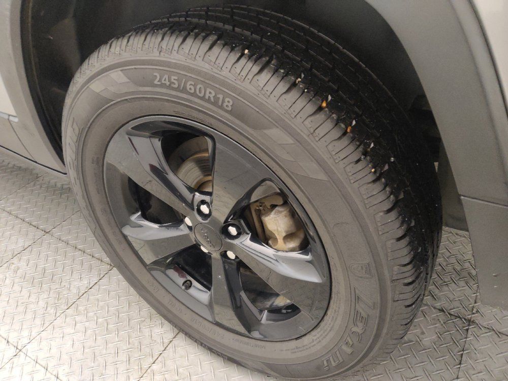 Used 2018 Jeep Cherokee Latitude w/ Altitude Package FWD image 31
