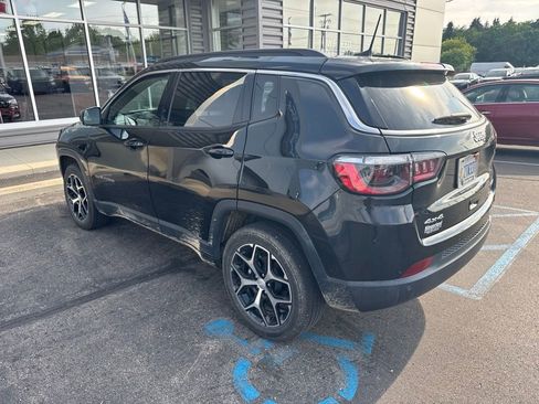 Used 2024 Jeep Compass Limited AWD/4WD image 2