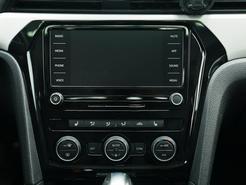 Used 2022 Volkswagen Passat 2.0T SE image 30