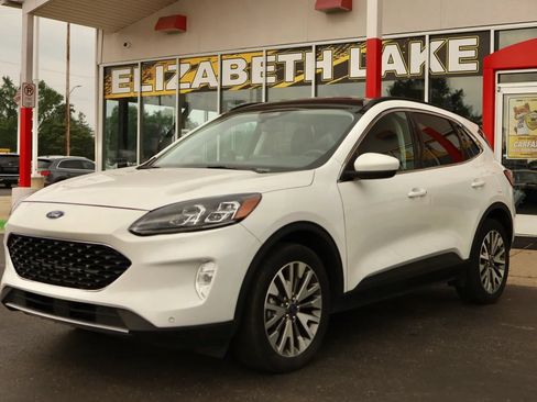 Used 2022 Ford Escape Titanium w/ Class II Trailer Tow Package AWD/4WD image 1